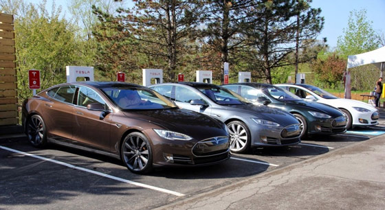 Tesla Model S заряжаются на станции Supercharger