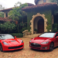 Tesla Model S против Chevrolet Corvette C7 Z51 [видео]